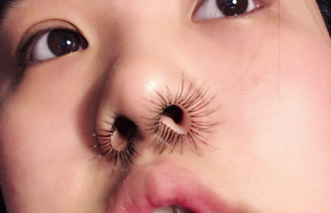 Thứ nhất là lông mũi. Lông mũi ở nhiều bạn nam khá dài, thường thì khi lông mũi dài trồi ra ngoài thì mọi người chỉ cần cắt bỏ phần lộ ra, thế nhưng có người lại cho rằng việc này quá phiền phức và sẽ nhổ trực tiếp. Việc này nghe thì đơn giản nhưng lại cực kỳ thô bạo, có thể gây viêm nhiễm nặng.