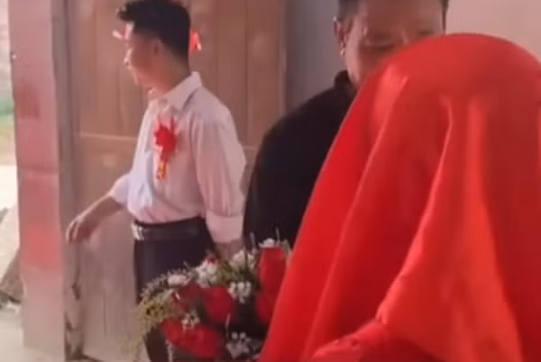 Doi tien chu re trong dam cuoi, co dau bi huy hon e che