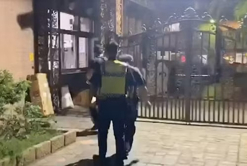 Nu sinh noi “ba noi tron trong tu lanh” va su that ghe ron