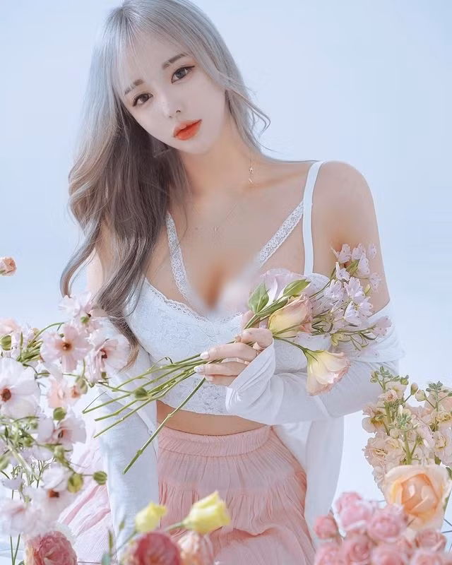 Cô nàng sở hữu khuôn mặt xinh đẹp tiêu chuẩn, hệt như búp bê và thân hình đồng hồ cát đẹp mê mẩn.