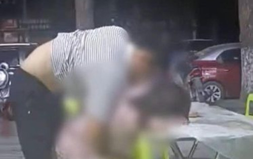 Say xin ho henh ben duong, co gai bi sam so, quay roi