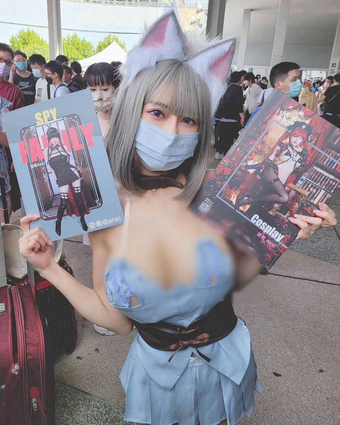 Diện set đồ cực ngắn lại hở hang, đặc biệt chiếc áo chỉ che đủ vừa vùng nhạy cảm trên đôi gò bồng đảo, hot girl An Hi khiến nhiều người không khỏi ngượng ngùng.