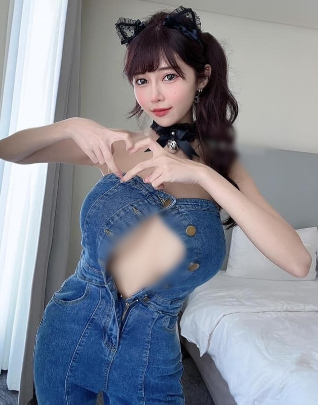 Tự hào với vòng một khủng lên tới cup F, hot girl tìm mọi cách để khoe ra một cách phản cảm.