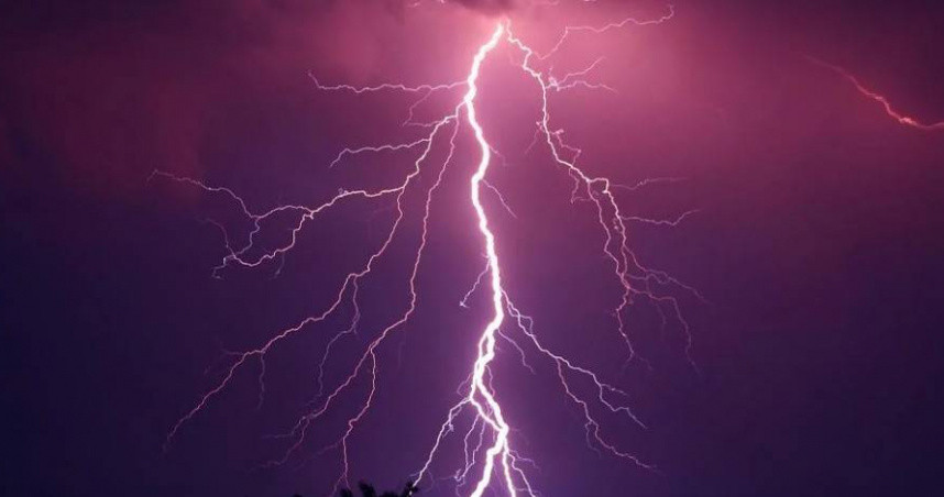 Deo day chuyen to nang ngay bao, nguoi phu nu bi set danh trung