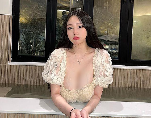 Cô nàng cũng là một trong những hot girl, người mẫu cực chăm tập thể dục thể thao.