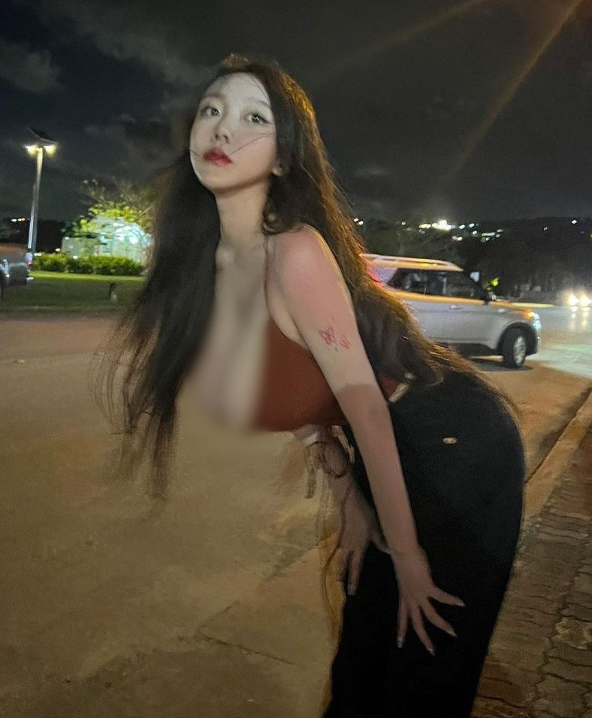 Những ngày gần đây, hình ảnh Sejin diện đồ tập đi dạo phố vào ban đêm khiến nhiều người ngỡ ngàng.