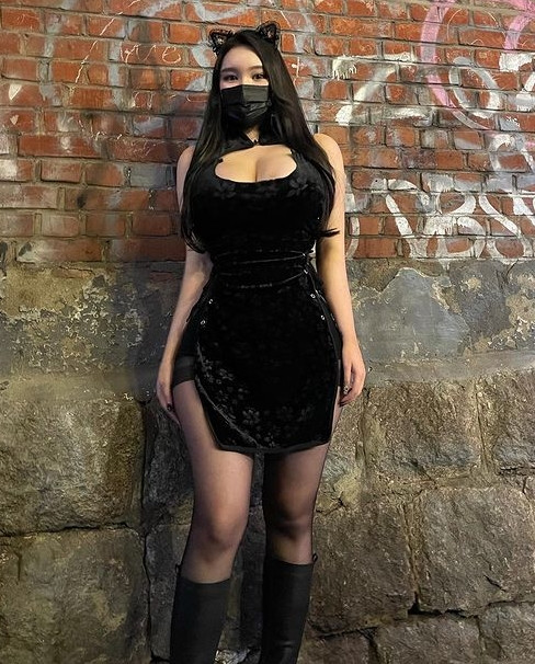 Có thể thấy, phong cách thời trang của Song Ji cũng rất quyến rũ, cô nàng thường xuyên chọn đồ bó sát, khoe tối đa đường cong cơ thể.