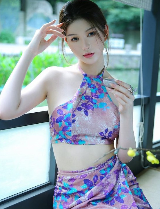 Phong cách ăn mặc của Kristy là trưởng thành, các trang phục có đường nét gợi cảm rất hợp với vẻ ngoài của cô.