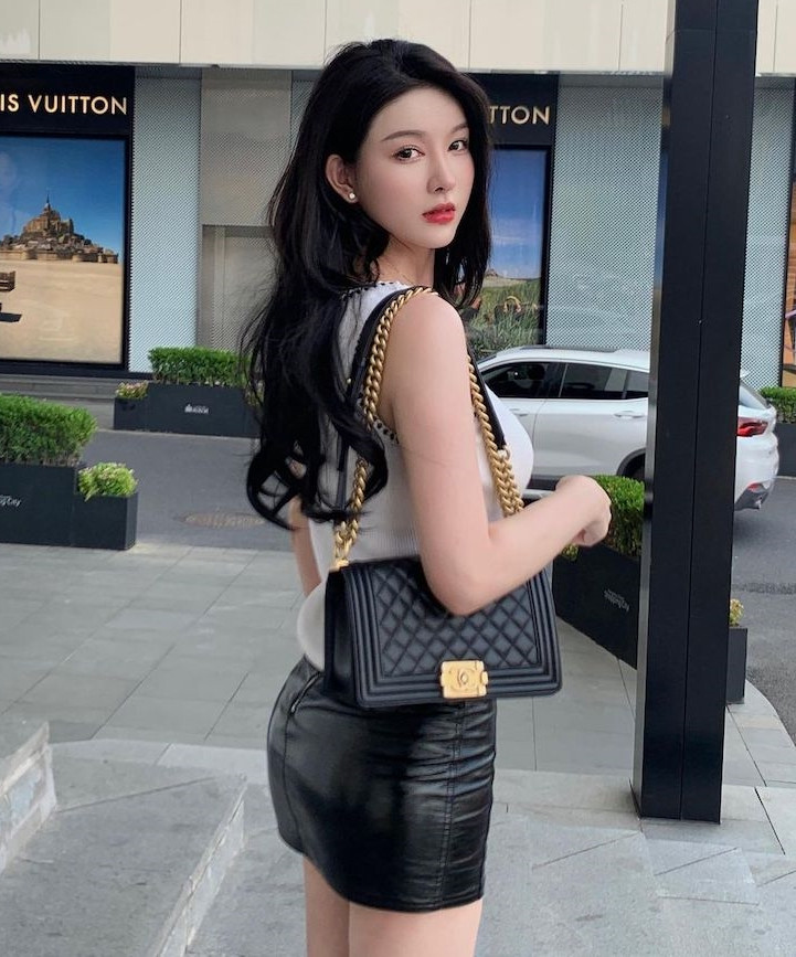 Vòng eo rắn chắc của Kristy thực sự rất thu hút. Dù diện đồ đơn giản, hot girl cũng có thể khiến mọi người không muốn rời mắt.