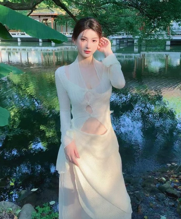 Đặc biệt, khi diện những set đồ trắng, thoạt nhìn hot girl xinh đẹp không kém gì tiên tử, có khí chất thoát tục.