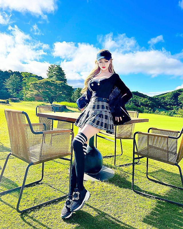 Nhờ khuôn mặt xinh đẹp và thân hình bốc lửa với vòng một khủng, vòng eo con kiến và vòng ba trái đào, Seo Yoo A còn được gọi là búp bê sống.