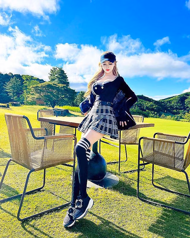 Nhờ khuôn mặt xinh đẹp và thân hình bốc lửa với vòng một khủng, vòng eo con kiến và vòng ba trái đào, Seo Yoo A còn được gọi là búp bê sống.