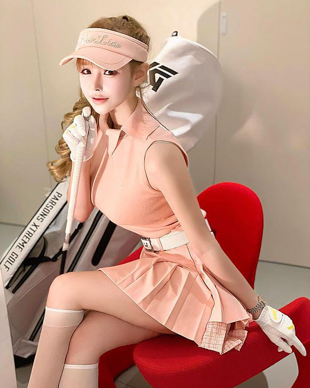 Tuy có nhiều nghi vấn về phẫu thuật thẩm mỹ, dao kéo cả cơ thể nhưng không thể phủ nhận, Seo Yoo A mặc gì cũng đẹp.