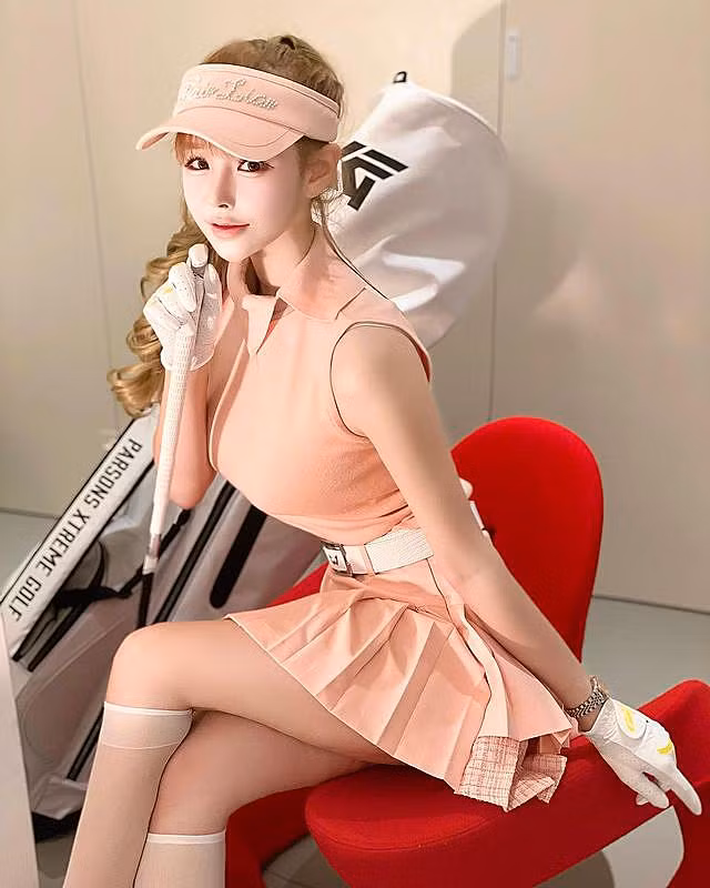 Tuy có nhiều nghi vấn về phẫu thuật thẩm mỹ, dao kéo cả cơ thể nhưng không thể phủ nhận, Seo Yoo A mặc gì cũng đẹp.