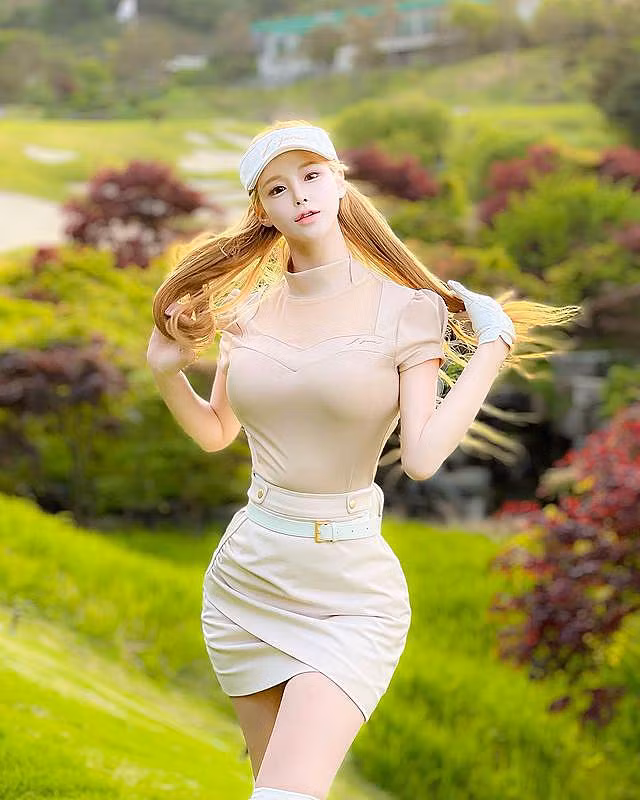 Trong loạt hình ảnh trên sân golf, Seo Yoo A quả thực đã khoe được tối đa vẻ đẹp của mình.