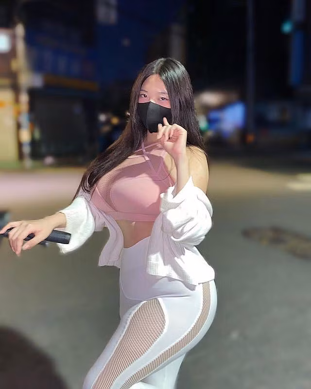 Khi mặc đồ tập bó sát, hot girl người Hàn Quốc lại càng thu hút hơn.