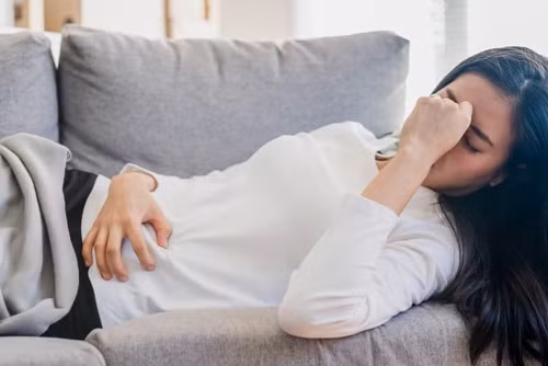 Ngat xiu vi dau bung kinh, di kham phat hien chuyen ron nguoi-Hinh-2