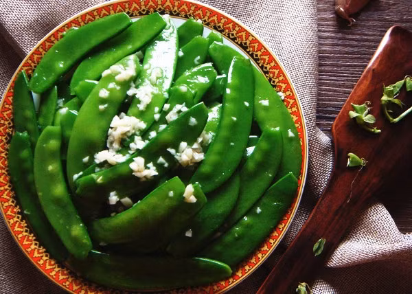 Hàm lượng dồi dào vitamin C và khoáng chất kali có trong đậu tuyết và đậu Hà Lan giúp bảo vệ tim mạch của chúng ta rất tốt. Đặc biệt, khoáng chất kali giúp giảm huyết áp cao về mức bình thường, thúc đẩy khả năng hoạt động của hệ tim mạch.