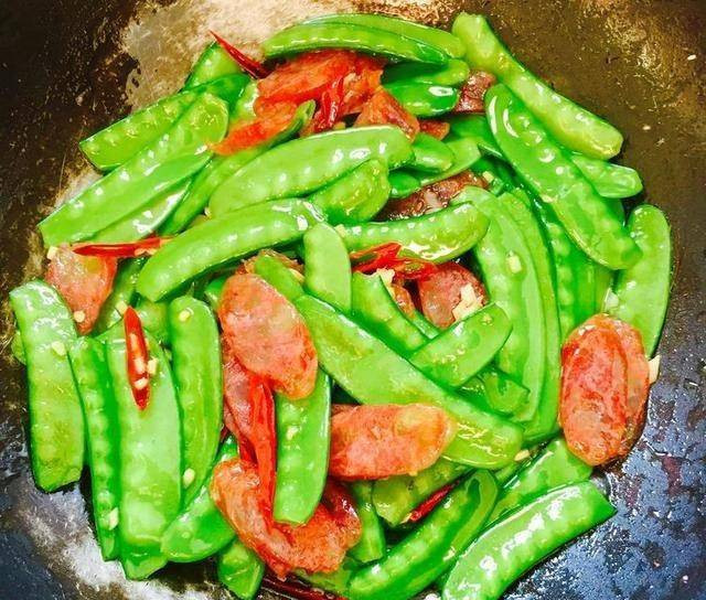 Theo các chuyên gia dinh dưỡng, đậu tuyết xào thịt bò rất tốt cho cơ thể, có tác dụng bổ khí, dưỡng huyết, giúp sắc mặt hồng hào, sáng bóng, còn có thể làm sạch chất thải trong ruột, loại bỏ độc tố ra khỏi cơ thể, giúp cơ thể khỏe mạnh. Phụ nữ ăn nhiều đậu tuyết thì nếp nhăn ít hơn và trẻ trung hơn.