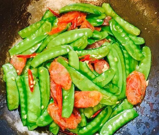 Theo các chuyên gia dinh dưỡng, đậu tuyết xào thịt bò rất tốt cho cơ thể, có tác dụng bổ khí, dưỡng huyết, giúp sắc mặt hồng hào, sáng bóng, còn có thể làm sạch chất thải trong ruột, loại bỏ độc tố ra khỏi cơ thể, giúp cơ thể khỏe mạnh. Phụ nữ ăn nhiều đậu tuyết thì nếp nhăn ít hơn và trẻ trung hơn.