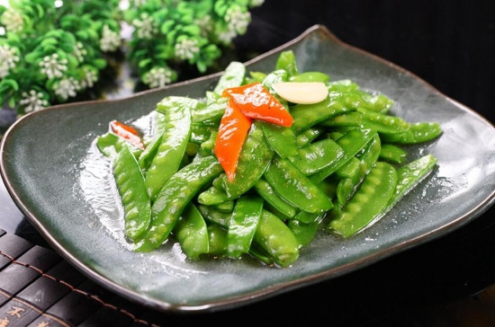 Vitamin C có vai trò chuyển hóa thành chất chống oxy hóa trong cơ thể, giúp làm lành vết thương trong mạch máu. Từ đó, giảm thiểu nguy cơ mắc bệnh tim mạch vành.