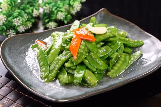 Vitamin C có vai trò chuyển hóa thành chất chống oxy hóa trong cơ thể, giúp làm lành vết thương trong mạch máu. Từ đó, giảm thiểu nguy cơ mắc bệnh tim mạch vành.