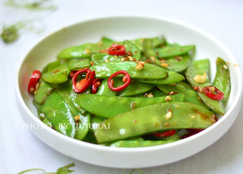 Ngoài ra, đậu tuyết còn chứa một loại hormone estrogen có khả năng trì hoãn sự lão hóa của cơ thể, giúp giảm các triệu chứng mãn kinh ở phụ nữ.