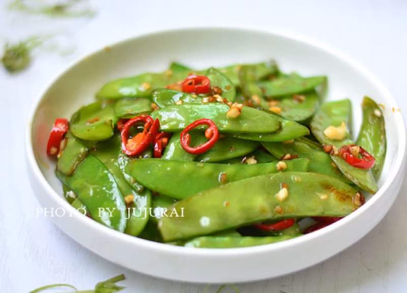 Ngoài ra, đậu tuyết còn chứa một loại hormone estrogen có khả năng trì hoãn sự lão hóa của cơ thể, giúp giảm các triệu chứng mãn kinh ở phụ nữ.