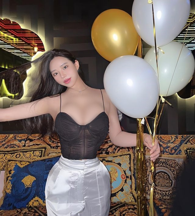 Cô nàng sở hữu khuôn mặt xinh đẹp chuẩn V-line, mắt to, mũi thẳng, môi trái tim và làn da trắng mịn hồng hào.