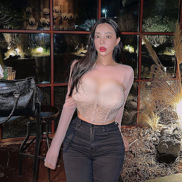 Cô nàng cũng ưa các thiết kế xuyên thấu, ren lưới, vừa gợi cảm lại không quá phản cảm.