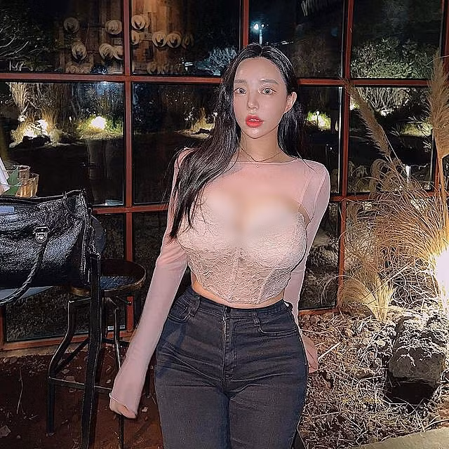 Cô nàng cũng ưa các thiết kế xuyên thấu, ren lưới, vừa gợi cảm lại không quá phản cảm.