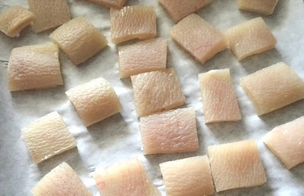 Bì lợn cũng giúp làm đẹp da, collagen trong bì lợn có tác dụng đặc biệt cho da, thúc đẩy tế bào da hấp thụ và trữ nước, giúp da không bị khô và nhăn, da sẽ trở nên căng mọng, mịn màng.