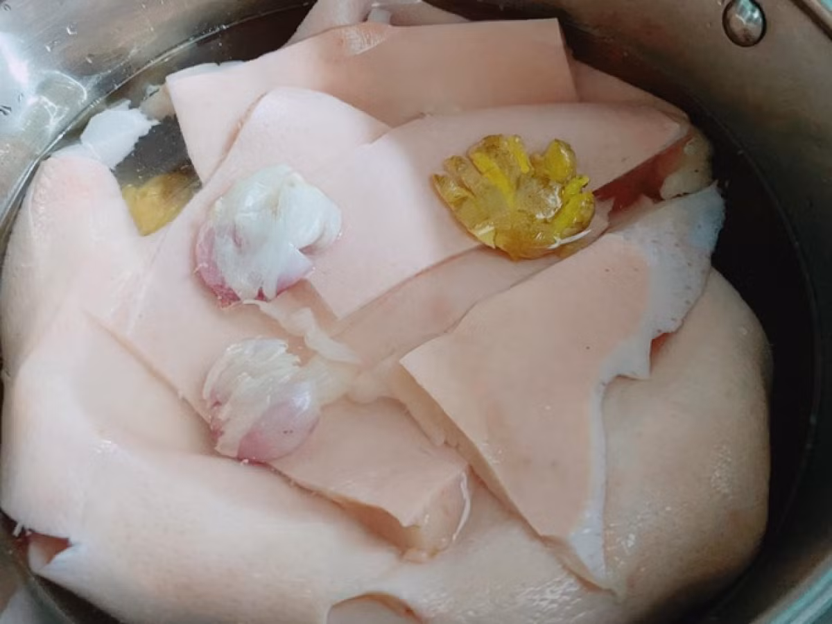 Các nghiên cứu y học hiện đại có liên quan cũng đã chỉ ra rằng bì lợn có chứa glycogen, có thể bảo vệ sức khỏe của mạch máu, tăng cường độ đàn hồi của mạch máu, ngăn ngừa tắc nghẽn mạch máu, từ đó ổn định lượng đường trong máu, lipid máu và huyết áp. Chỉ cần ăn uống hợp lý là có thể kiểm soát ổn định lượng chất béo, không lo béo phì.