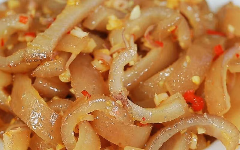 Y học cổ truyền Trung Quốc có ghi, bì lợn có tính hàn, vị ngọt, tác dụng dưỡng âm, dưỡng huyết, đẩy nhanh quá trình lưu thông máu, giúp giãn nở mạch máu, giảm tổn thương thành mạch bên trong, ổn định huyết áp, giảm lipid máu, hạ đường huyết, ngăn ngừa các bệnh tim mạch, mạch máu não.