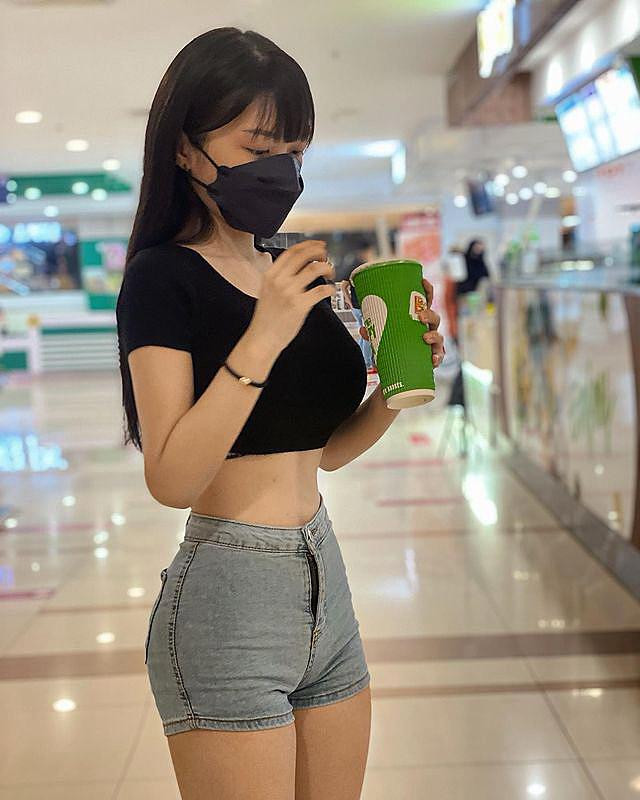 Tuy nhiên, trong một số trường hợp, chiếc quần quá ngắn, quá bó lại phản tác dụng, khiến hot girl gợi cảm mất điểm trong mắt mọi người.