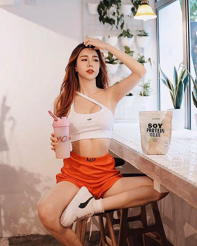 Cô nàng thường xuyên chia sẻ những hình ảnh tập luyện trên trang IG cá nhân, thu hút gần 300.000 người theo dõi liên tục.