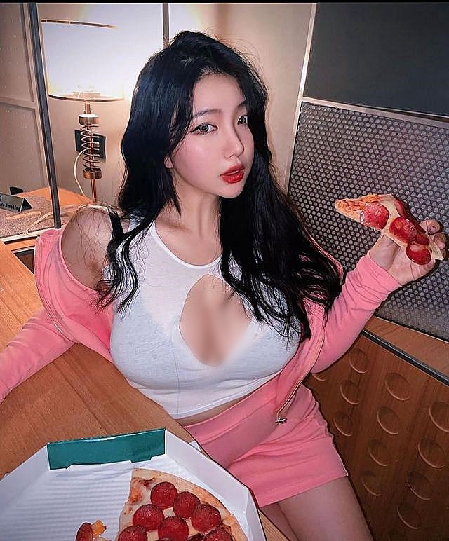 Gu thời trang của nàng búp bê người Hàn Quốc được đánh giá là gợi cảm mà không phản cảm.