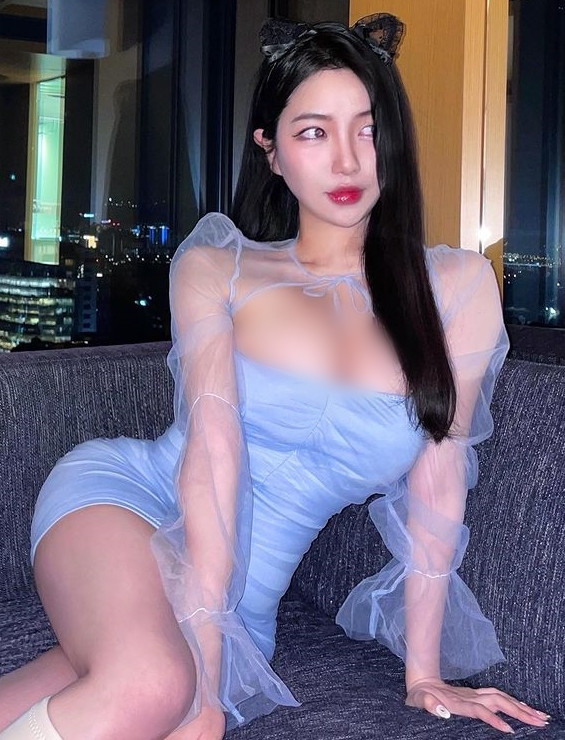 Cô nàng sở hữu gương mặt xinh đẹp, tinh tế với đường nét như được đắp nặn.