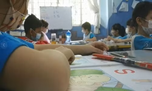 An cham, be trai bi co giao nhet hat ot vao mom bat nuot