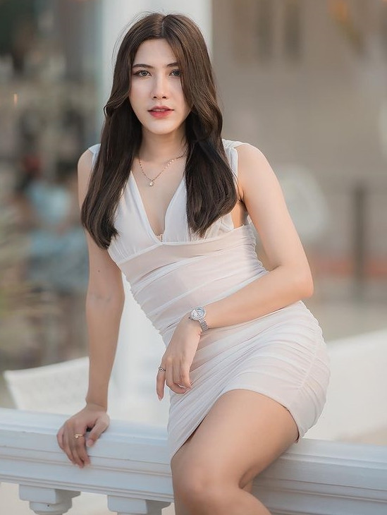 Cô nàng rất tự tin về dáng vóc và gu thẩm mỹ của mình. Theo Minicha Nattanicha, chỉ khi có một dáng vóc đẹp, cô mới thoải mái diện đồ theo ý thích.