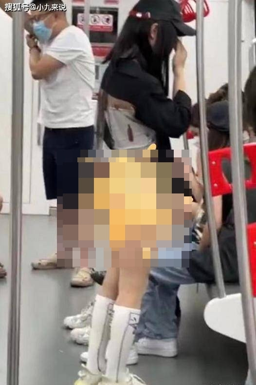 Giới trẻ thích thể hiện cá tính, chạy theo xu hướng thời trang nhưng chuyện ăn mặc hở hang để thu hút sự chú ý thì thật lòng khó chấp nhận nổi.