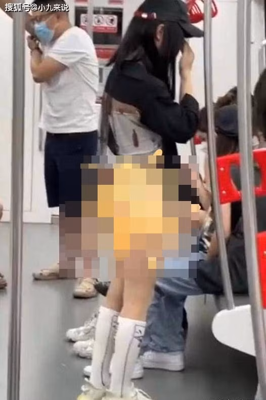 Giới trẻ thích thể hiện cá tính, chạy theo xu hướng thời trang nhưng chuyện ăn mặc hở hang để thu hút sự chú ý thì thật lòng khó chấp nhận nổi.