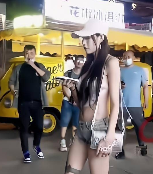 Chiếc quần siêu ngắn chưa đầy gang tay cũng chẳng giúp cô gái bớt hở hang đi chút nào. Đặc biệt, dù bị rất nhiều người chỉ trỏ, cô gái vẫn vô cùng thản nhiên.