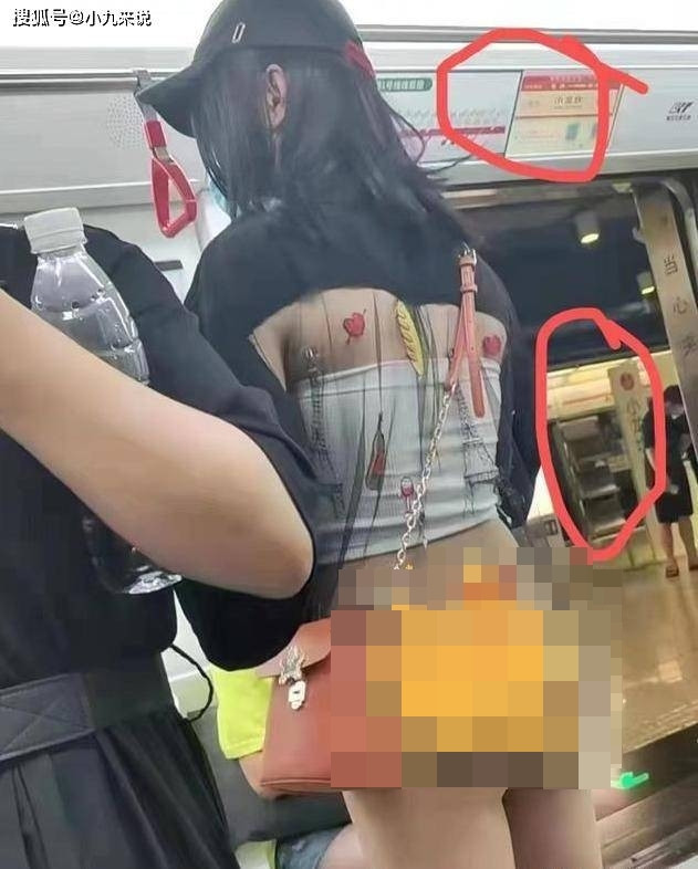 Mới đây, một cô gái ở Trùng Khánh (Trung Quốc) đã mặc quần áo tàng hình đi tàu điện ngầm. Chiếc áo xuyên thấu không che chắn nổi cơ thể của cô còn chiếc quần legging màu da bó sát lại khiến nhiều người phải ngoảnh mặt quay đi vì quá phản cảm.