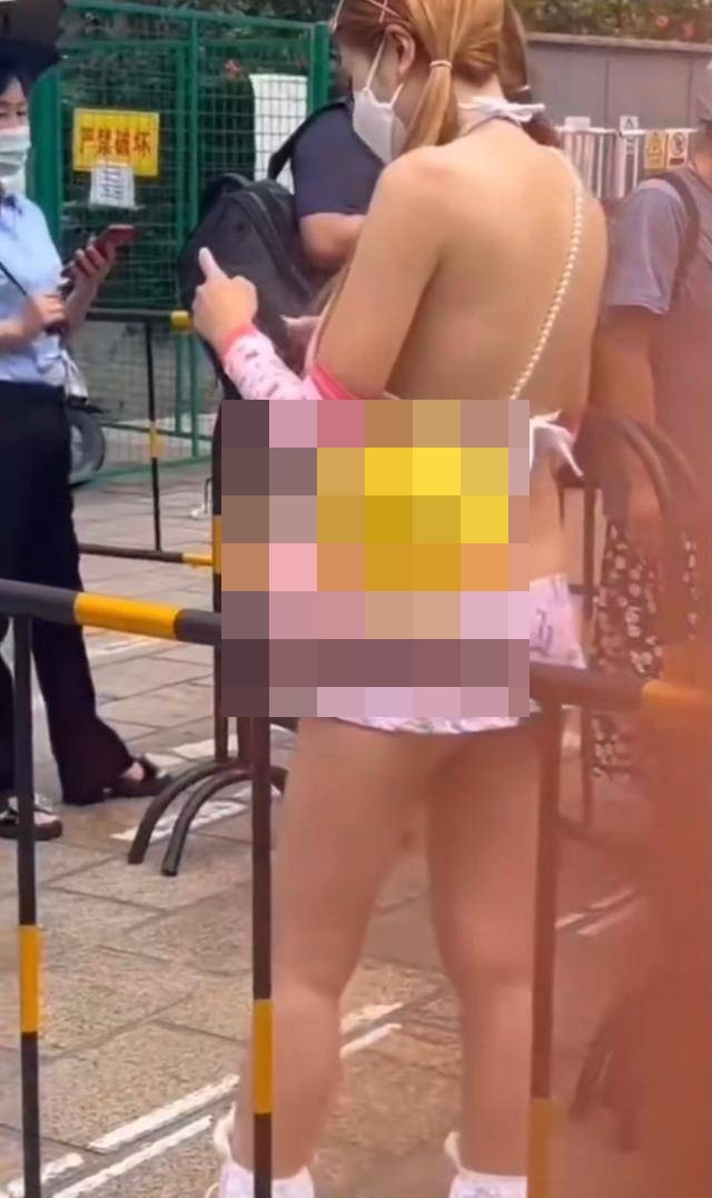 Cùng thời gian này, một cô gái đi xét nghiệm COVID-19 người Trung Quốc cũng gây chú ý khi mặc như không mặc. Chiếc váy cùng áo của cô nàng trông còn ngắn hơn cả đồ bơi, lộ gần hết điểm nhạy cảm, khiến nhiều người không khỏi ngượng chín mặt khi nhìn thấy.