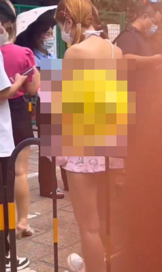 Vẫn biết tự do ăn mặc là quyền của con người, nhưng nếu bạn mặc những gì bạn thích ở nhà, ít nhất nó sẽ không ảnh hưởng đến người khác. Ăn mặc không phù hợp nơi công cộng sẽ nhận về sự chỉ trích, ảnh hưởng đến không ít người, đặc biệt là người già, trẻ nhỏ.