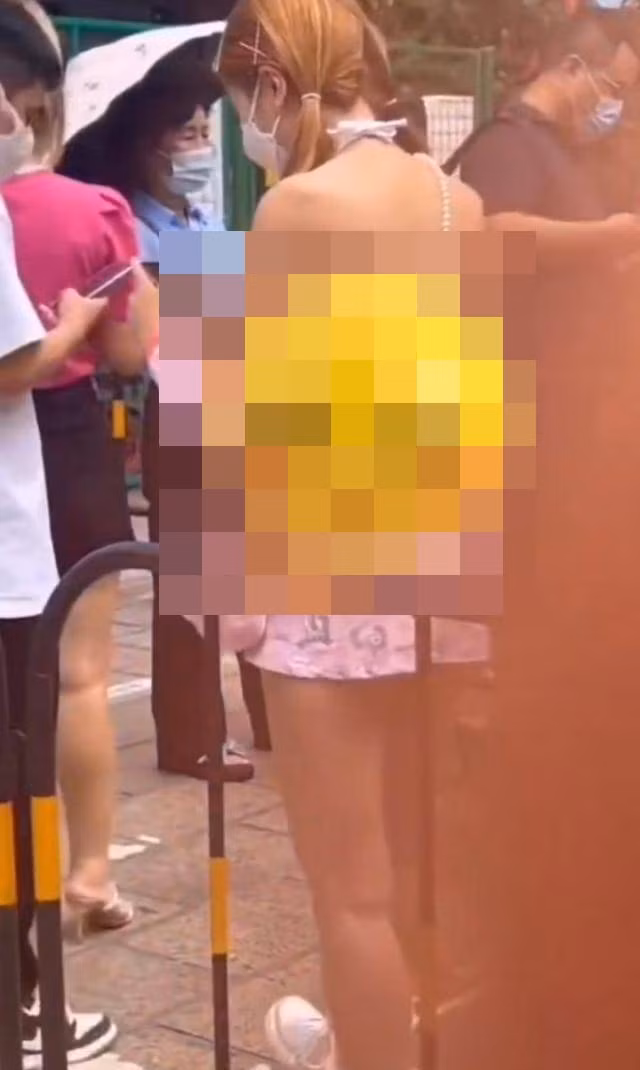 Vẫn biết tự do ăn mặc là quyền của con người, nhưng nếu bạn mặc những gì bạn thích ở nhà, ít nhất nó sẽ không ảnh hưởng đến người khác. Ăn mặc không phù hợp nơi công cộng sẽ nhận về sự chỉ trích, ảnh hưởng đến không ít người, đặc biệt là người già, trẻ nhỏ.