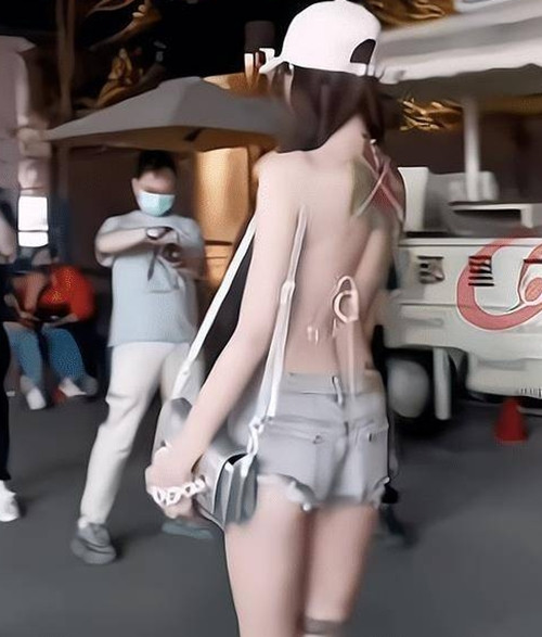 Phần lưng để trần, chiếc áo yếm mỏng manh của cô nàng chỉ đủ che được vòng một săn chắc.