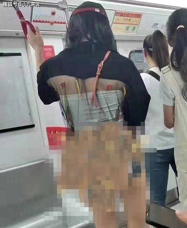 Kiểu ăn mặc này thu hút sự chú ý của nhiều hành khách, nhiều người lặng lẽ lấy điện thoại di động ra chụp ảnh. Thế nhưng, cô nàng cũng không hề xấu hổ, lẳng lặng đứng đó nắm lấy tay vịn.