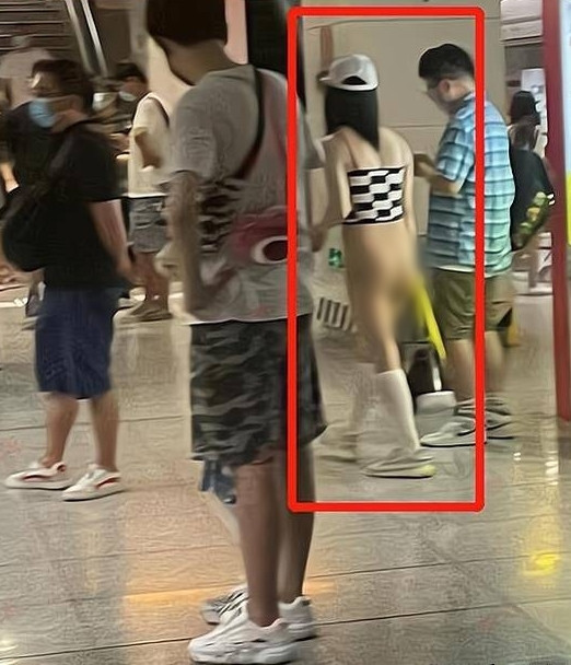 Lần khác, cô nàng vẫn xuất hiện trong chiếc quần legging màu da bó sát, phối cùng chiếc áo crop-top kẻ ca rô đen trắng.